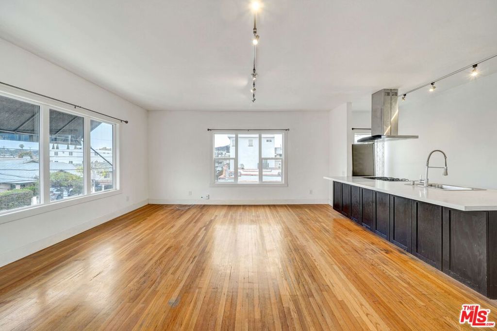 1216 N Kenmore Avenue Property Photo 8