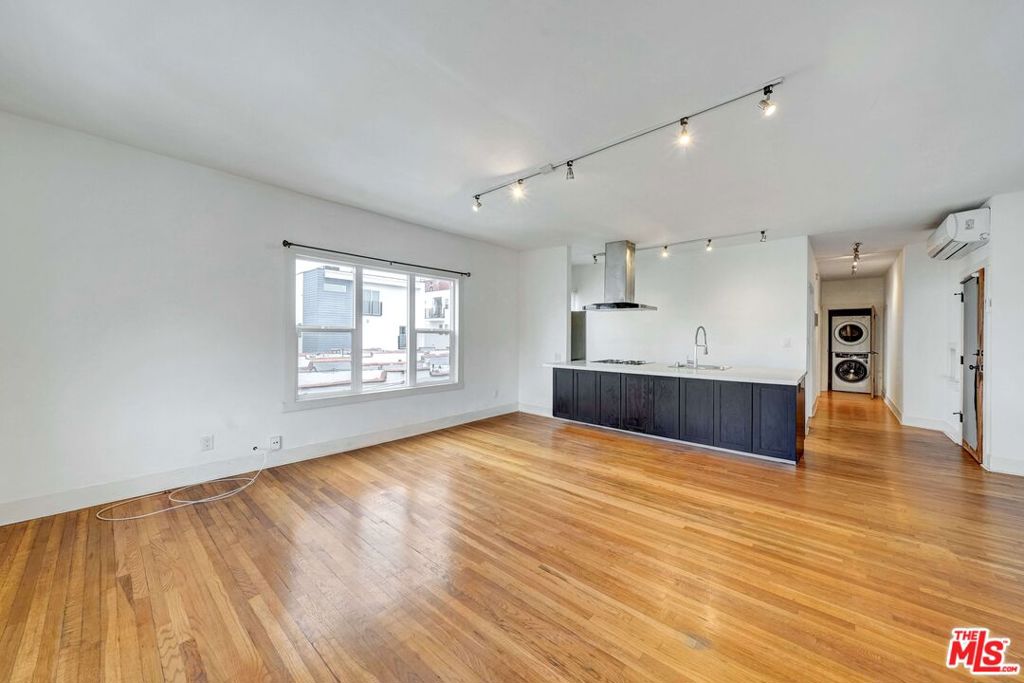 1216 N Kenmore Avenue Property Photo 9