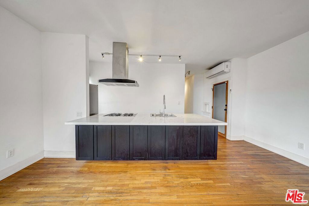 1216 N Kenmore Avenue Property Photo 10