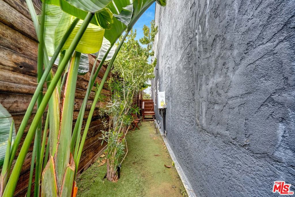 1216 N Kenmore Avenue Property Photo 15