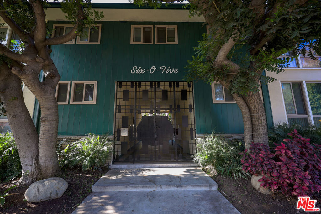 605 S Barrington Avenue 8 Property Photo