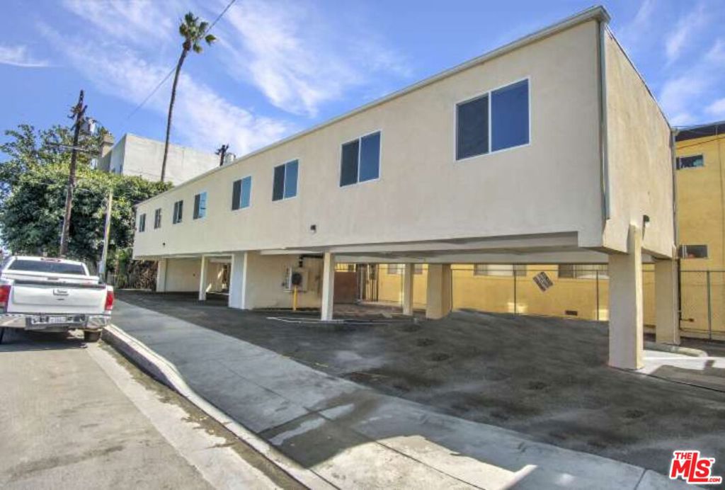 13804 Moorpark Street Property Photo 5