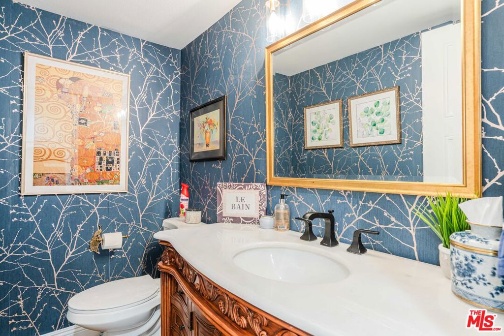 18100 Burbank Boulevard 26 Property Photo 14