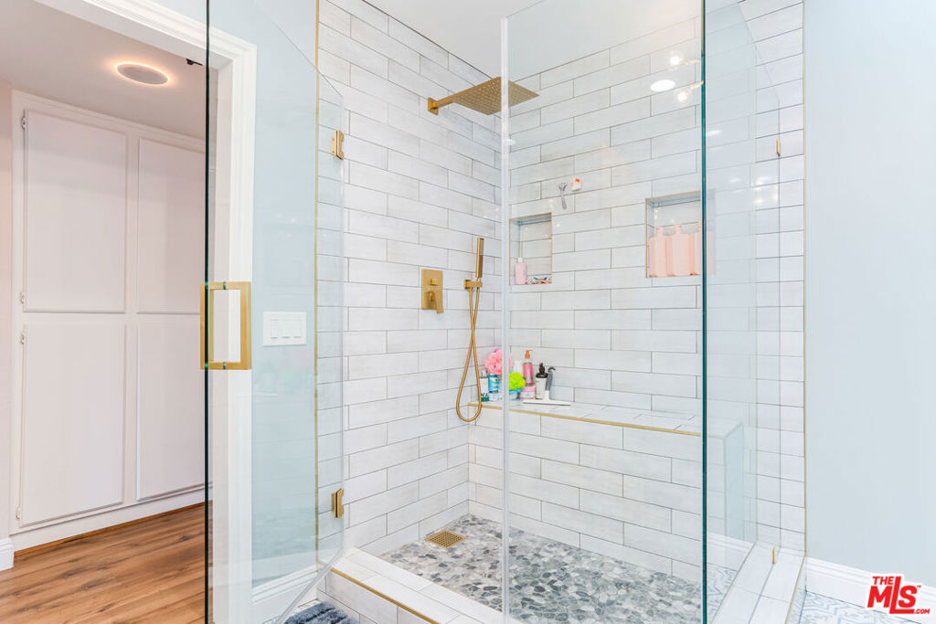 18100 Burbank Boulevard 26 Property Photo 17