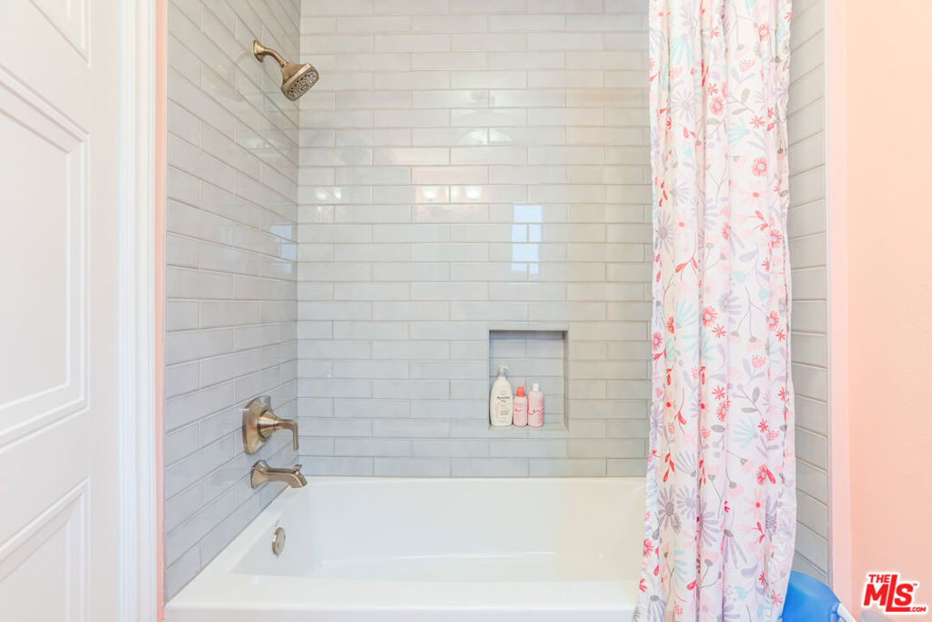 18100 Burbank Boulevard 26 Property Photo 22