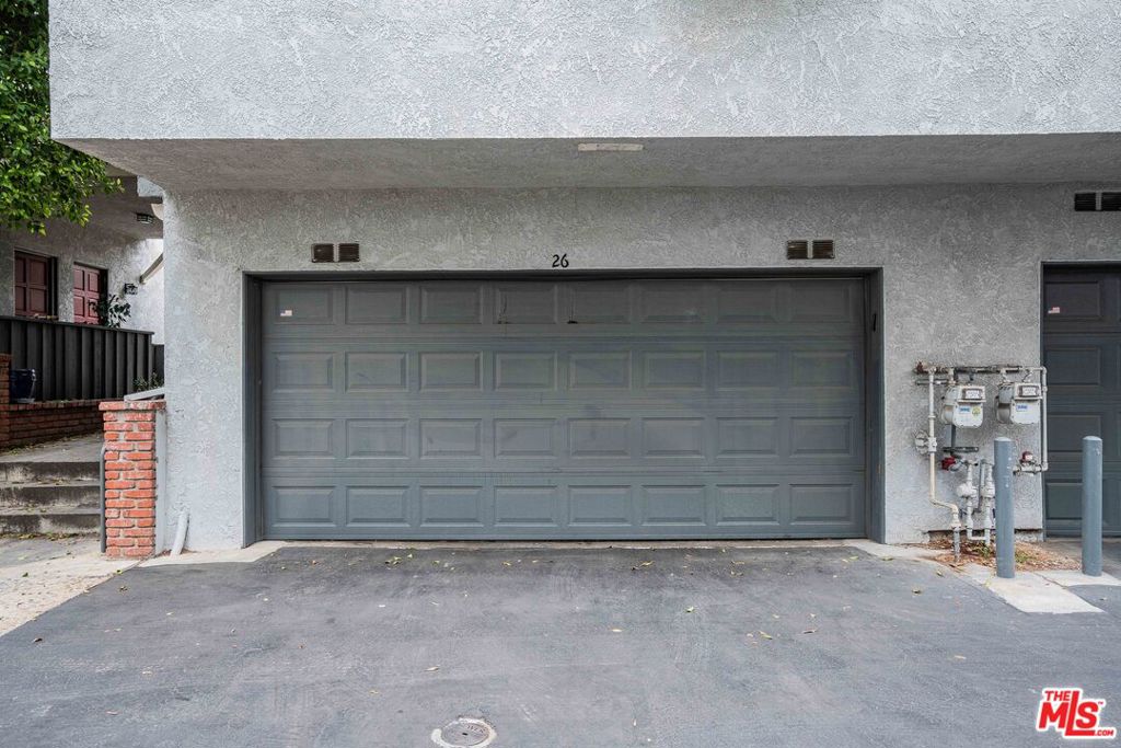 18100 Burbank Boulevard 26 Property Photo 27