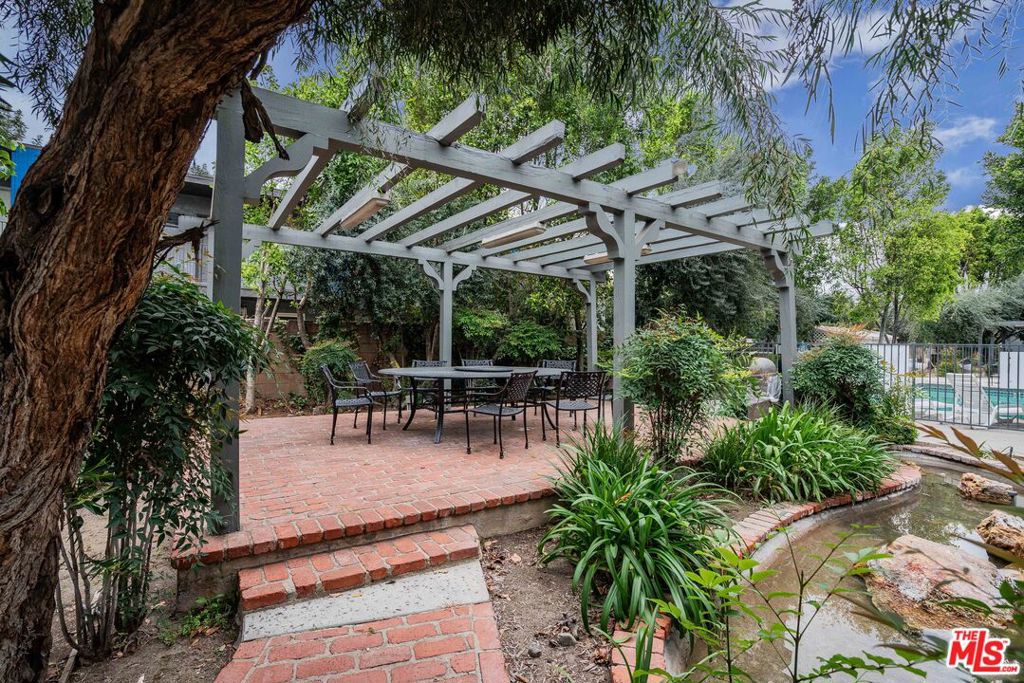 18100 Burbank Boulevard 26 Property Photo 28