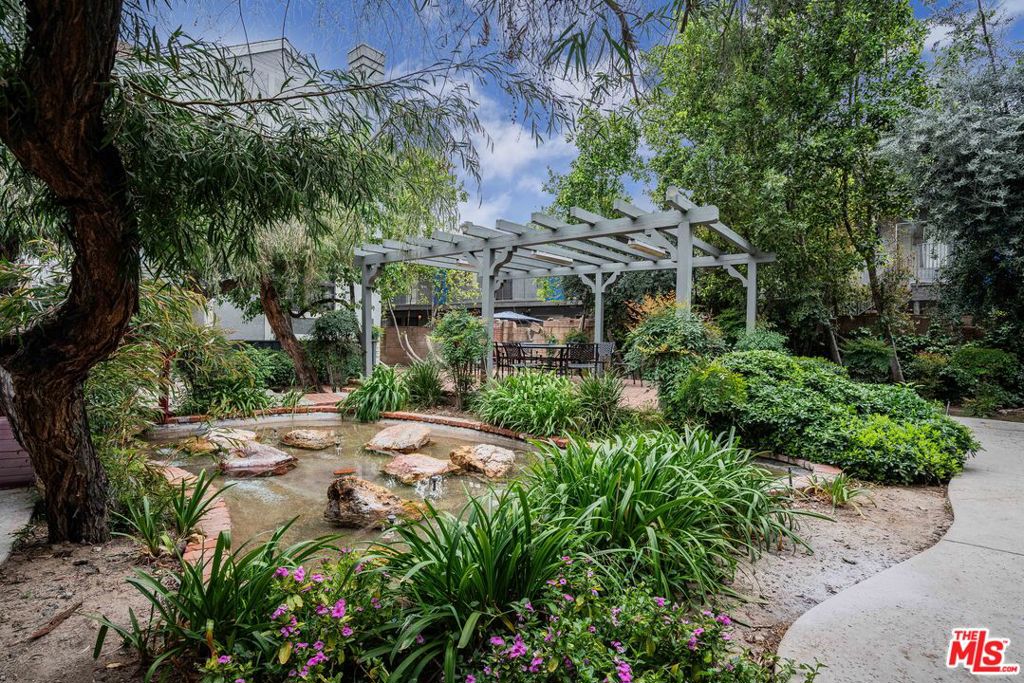 18100 Burbank Boulevard 26 Property Photo 29