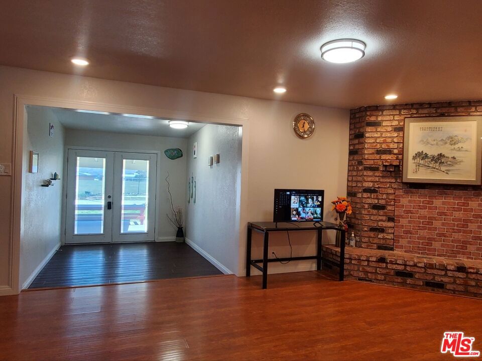 7215 Lyons Avenue Property Photo 6