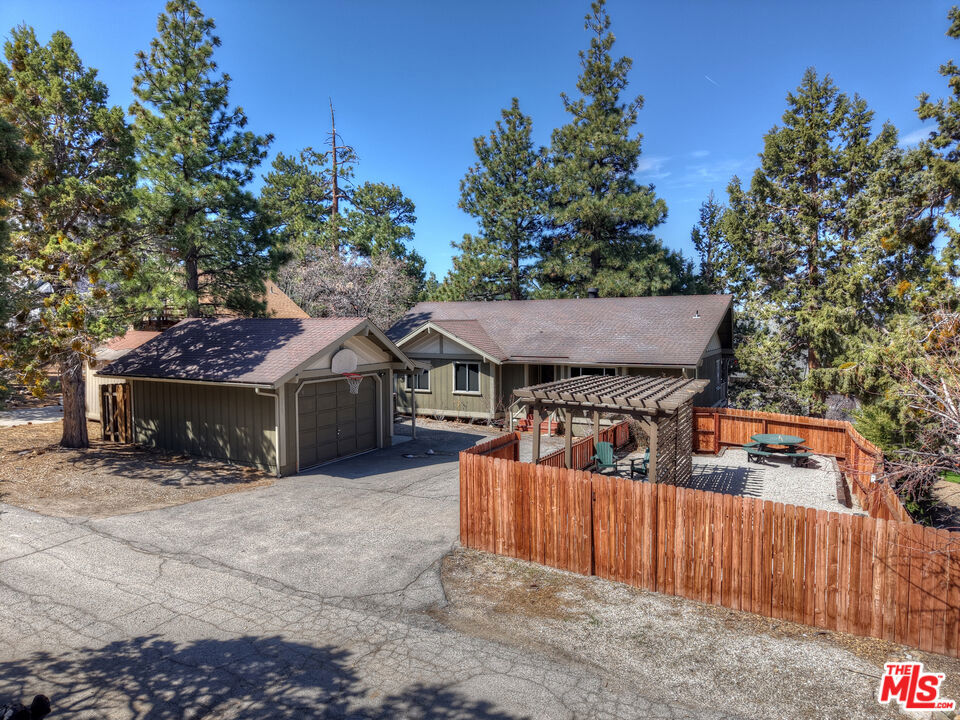 779 Villa Grove Avenue Property Photo 3