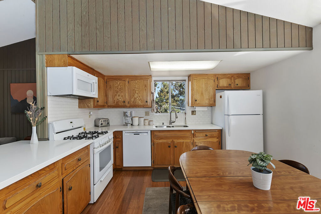 779 Villa Grove Avenue Property Photo 15