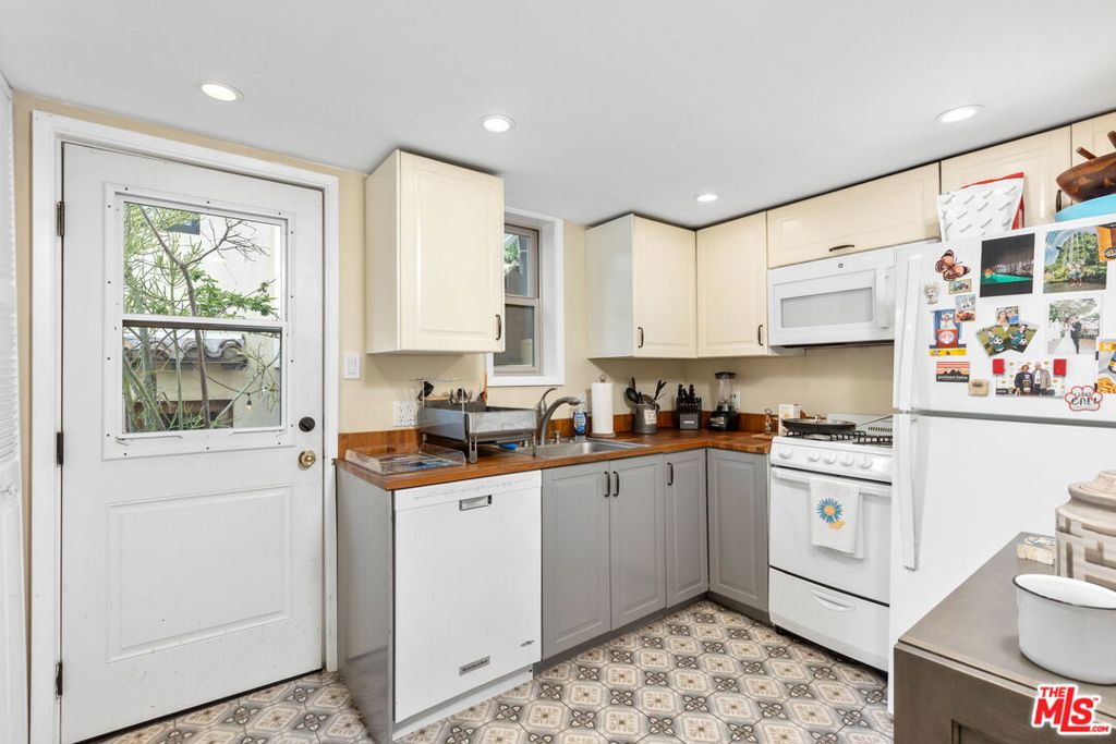 2055 Manhattan Avenue Property Photo 12