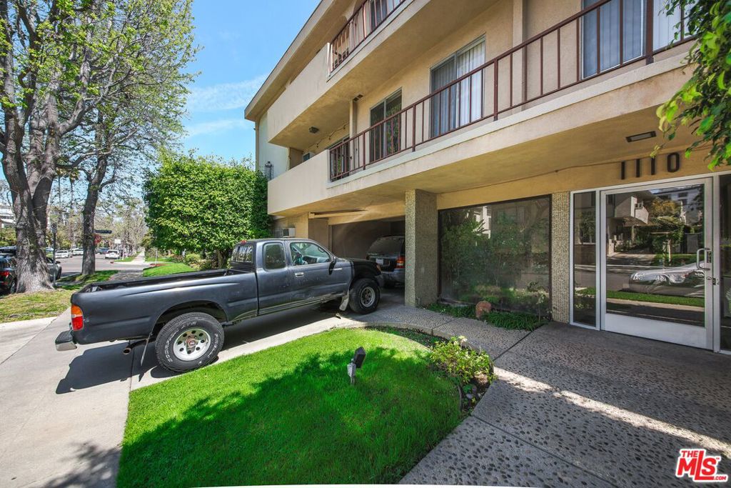 1110 S Oakhurst Drive Property Photo 10