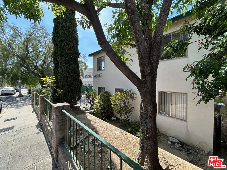 10237 Commerce Avenue Property Photo 2