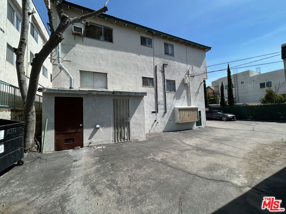 10237 Commerce Avenue Property Photo 9
