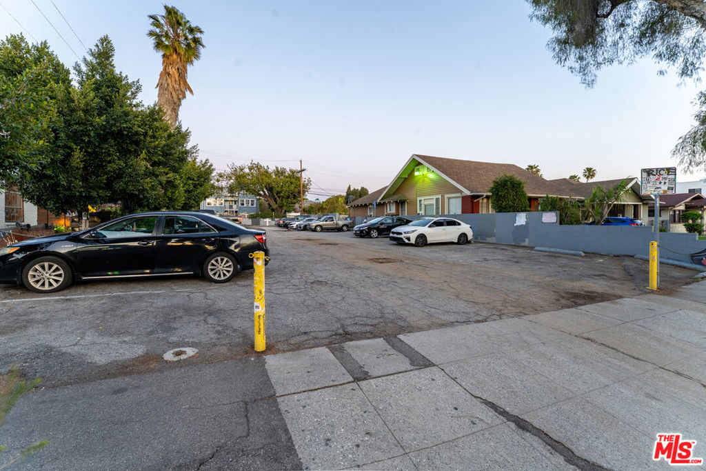 4318 Melrose Avenue Property Photo 6