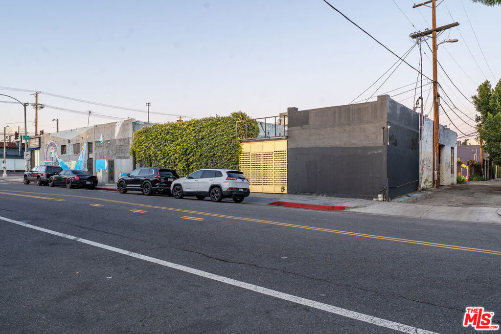 4318 Melrose Avenue Property Photo 9