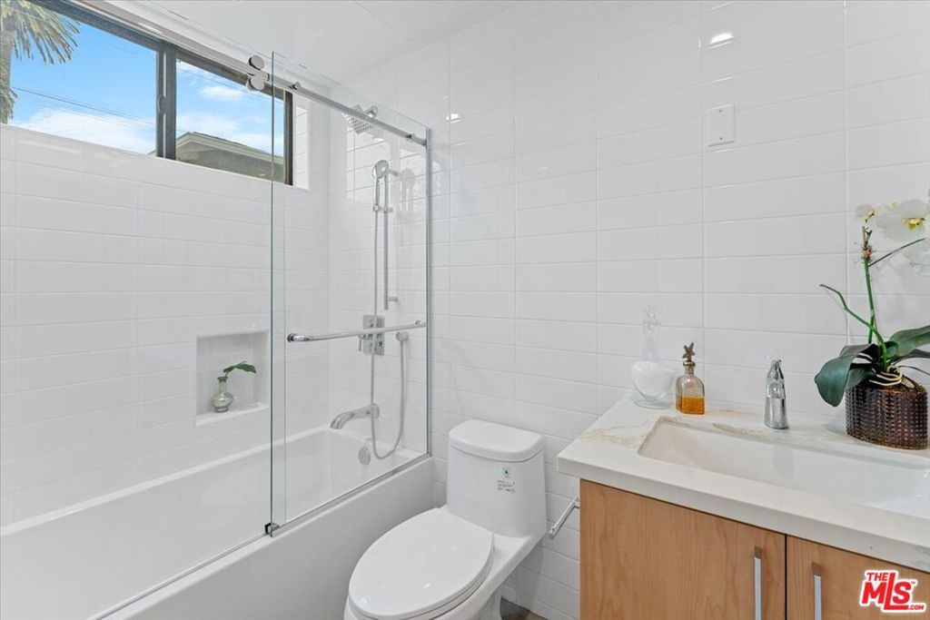 2108 Barry Avenue Property Photo 15
