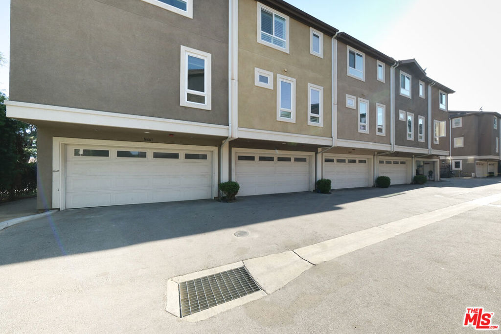14661 Sherman Way Property Photo 3