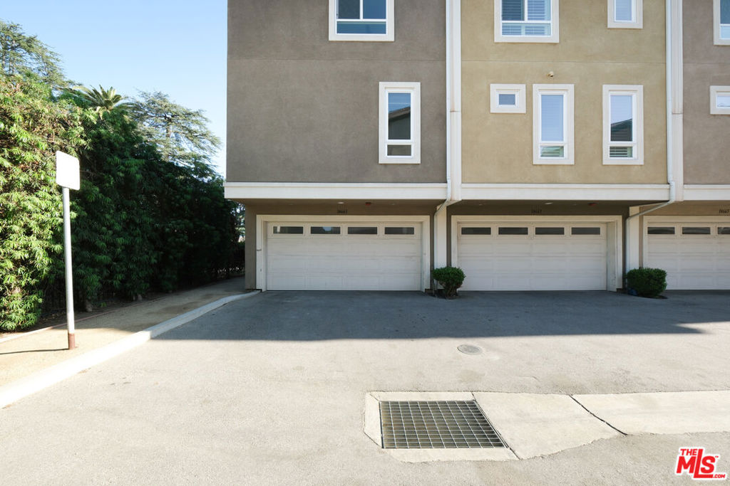 14661 Sherman Way Property Photo 5