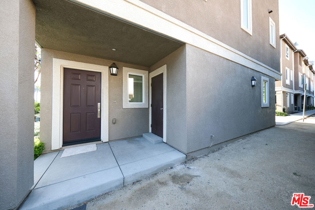 14661 Sherman Way Property Photo 7