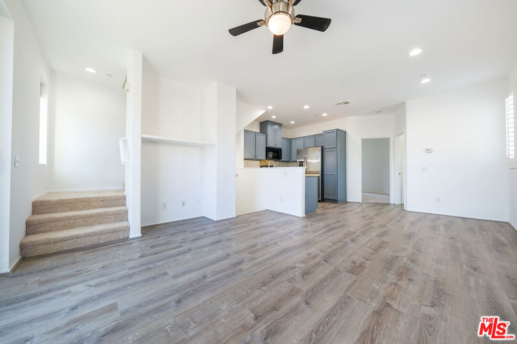 14661 Sherman Way Property Photo 12