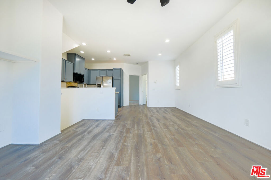 14661 Sherman Way Property Photo 13