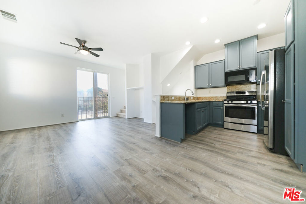 14661 Sherman Way Property Photo 14