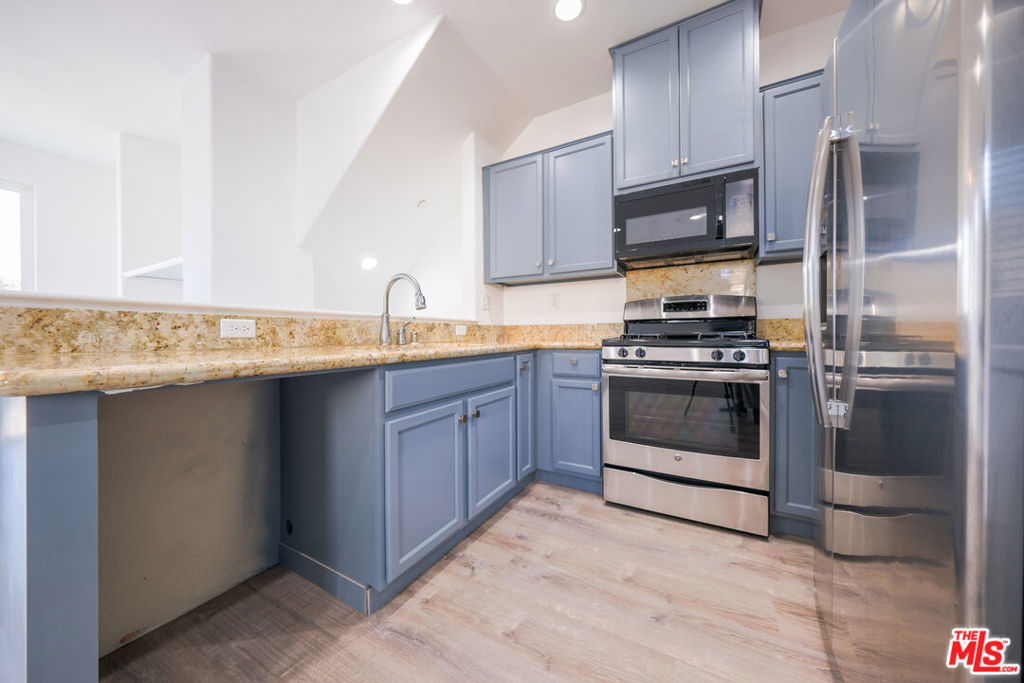 14661 Sherman Way Property Photo 15