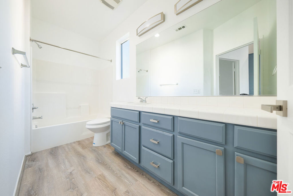 14661 Sherman Way Property Photo 18