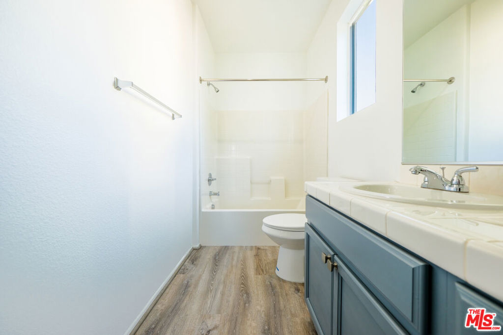 14661 Sherman Way Property Photo 19