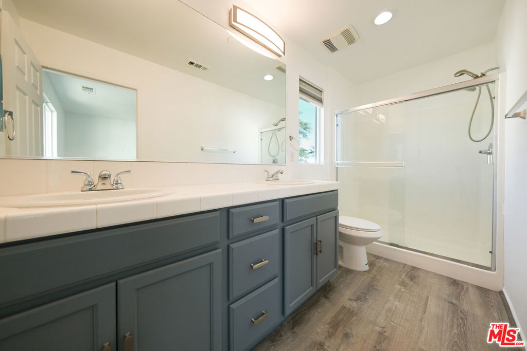 14661 Sherman Way Property Photo 27