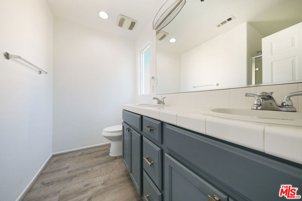 14661 Sherman Way Property Photo 34