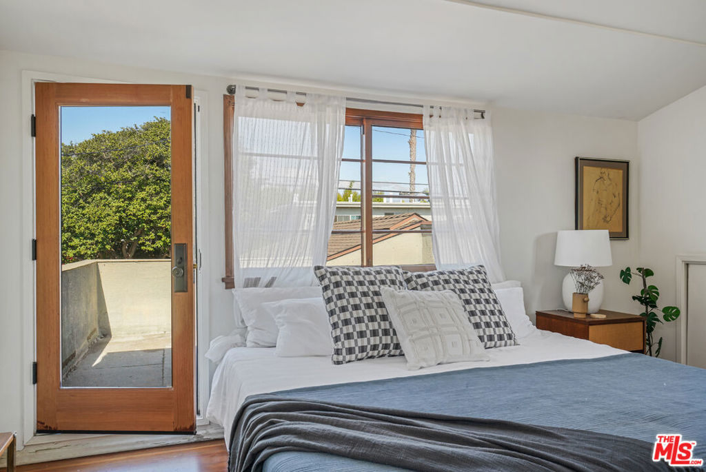 4546 S Centinela Avenue Property Photo 2