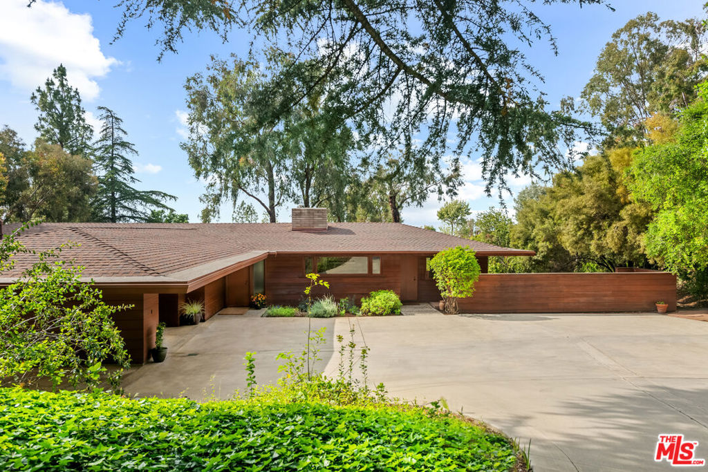1915 Country Club Drive Property Photo