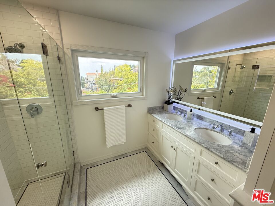 1622 Sunset Plaza Drive Property Photo 6