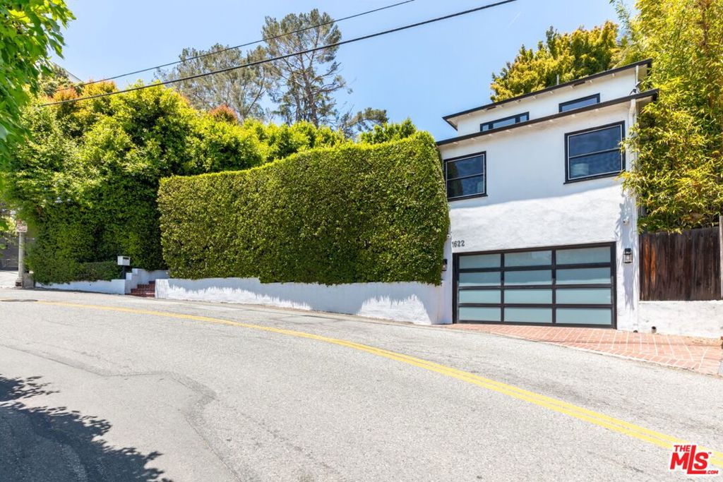 1622 Sunset Plaza Drive Property Photo 17