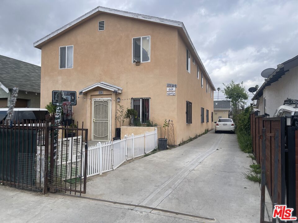 662 E 42nd Street Property Photo 1