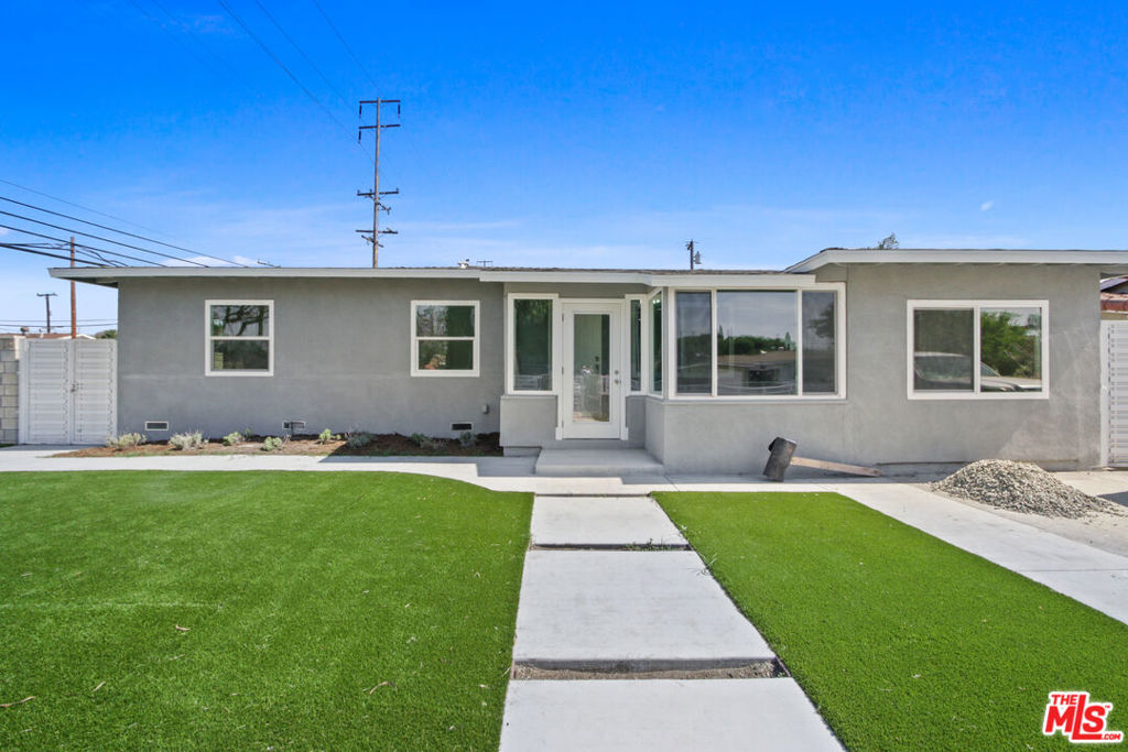 2429 W Borchard Avenue Property Photo 1