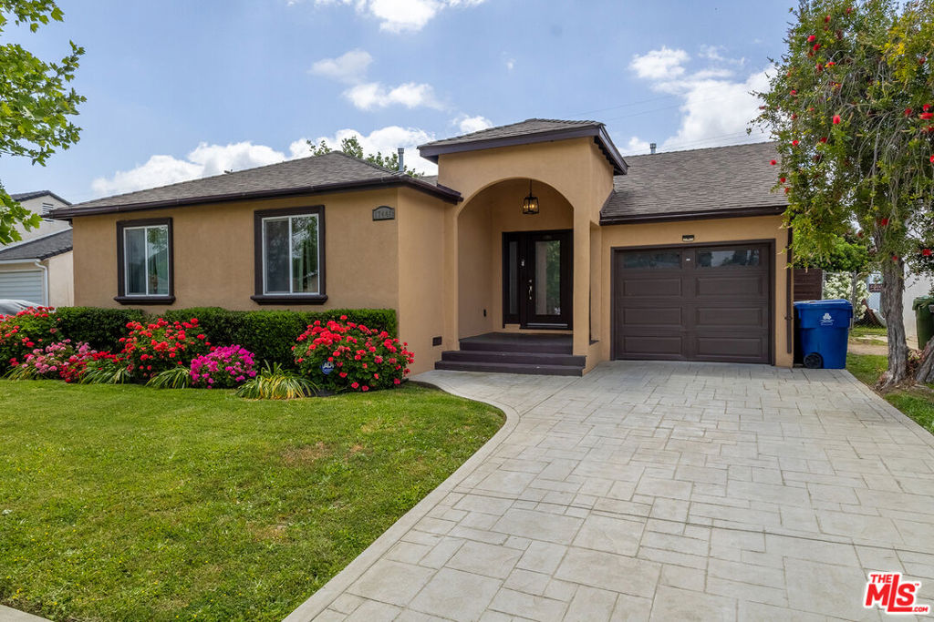 17448 Collins Street Property Photo 1