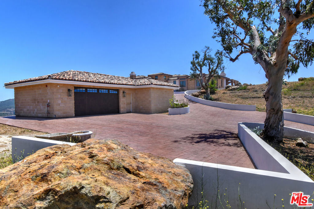 33182 & 33174 Mulholland Highway Property Photo 10