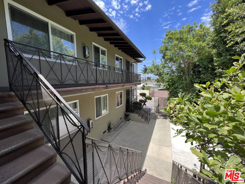 5533 W Jefferson Boulevard Property Photo 3