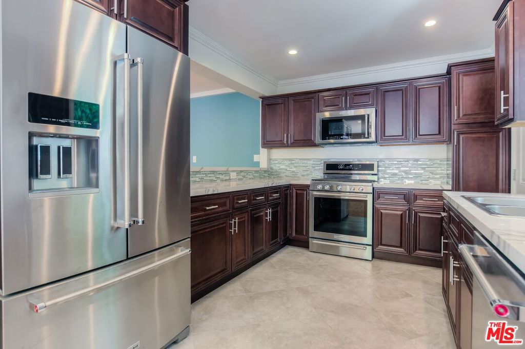 1301 S Beverly Glen Boulevard Property Photo 10