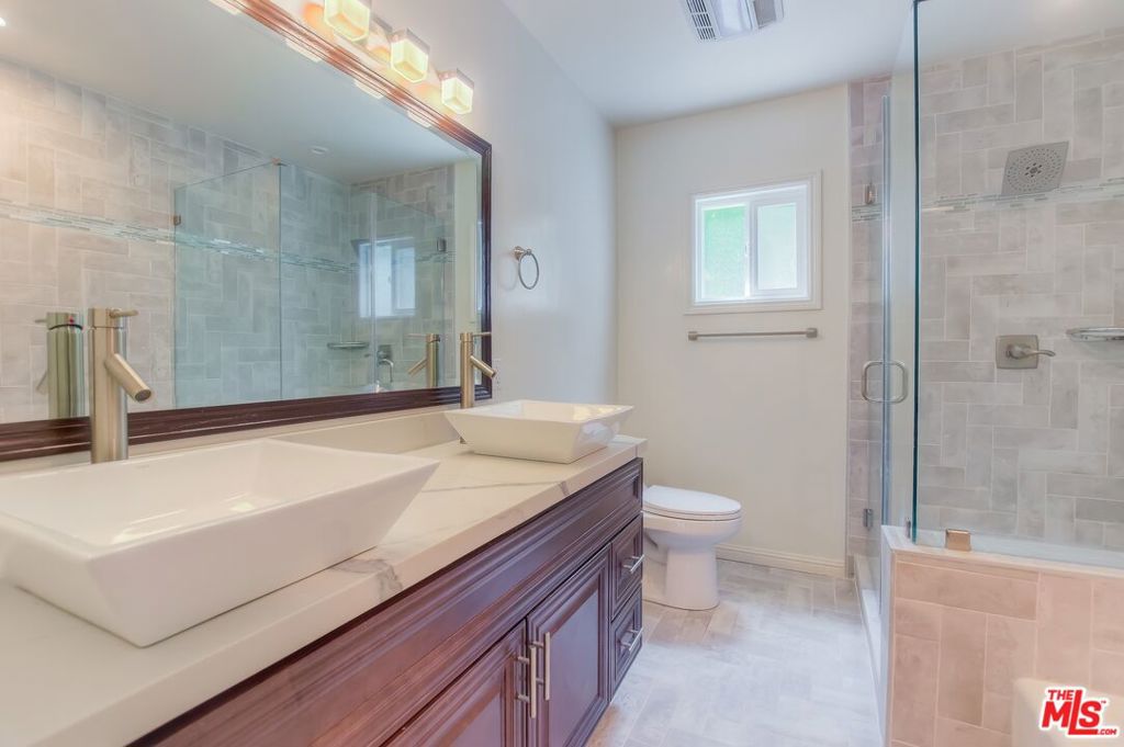 1301 S Beverly Glen Boulevard Property Photo 12
