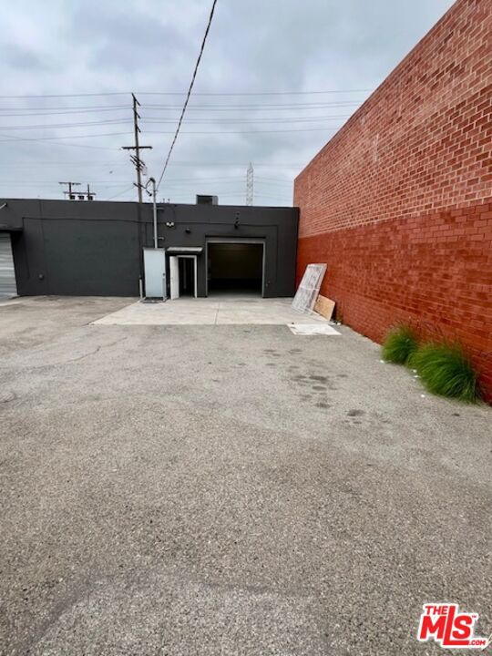 3217 Union Pacific Avenue Property Photo 2