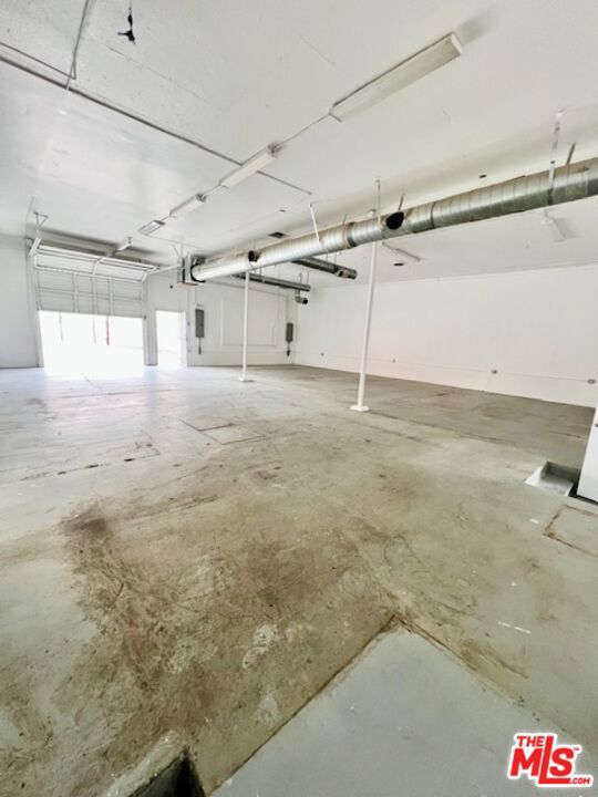 3221 Union Pacific Avenue Property Photo 3