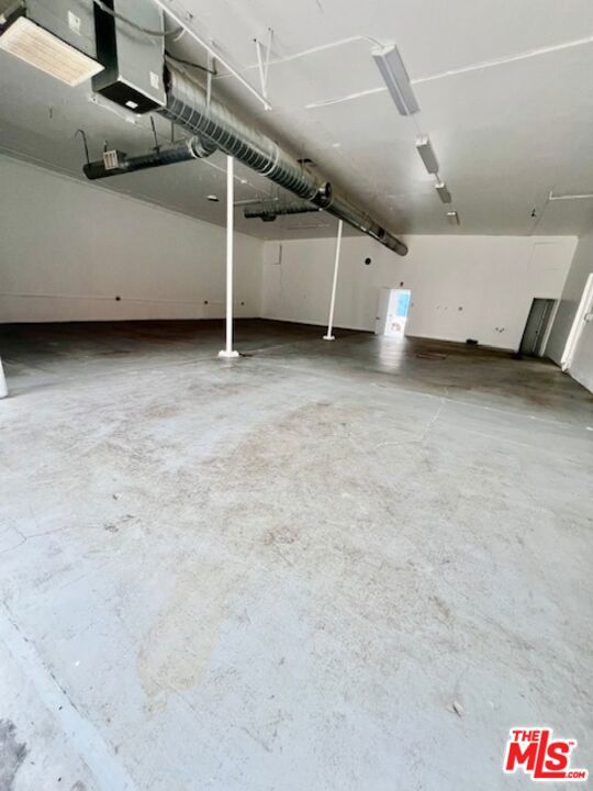3221 Union Pacific Avenue Property Photo 4