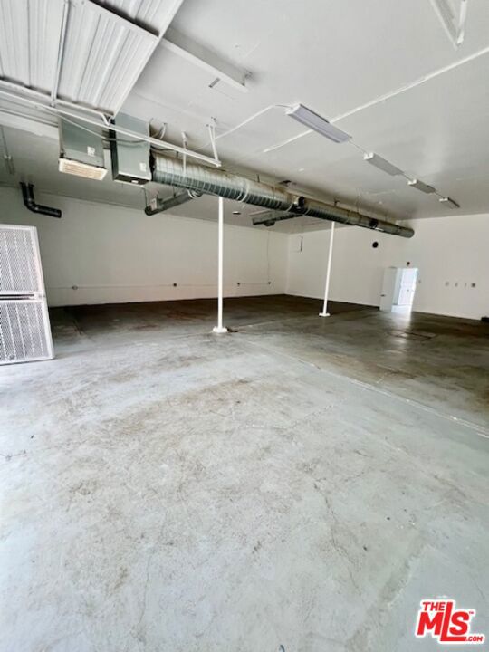 3221 Union Pacific Avenue Property Photo 5