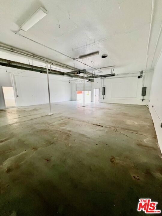 3221 Union Pacific Avenue Property Photo 6