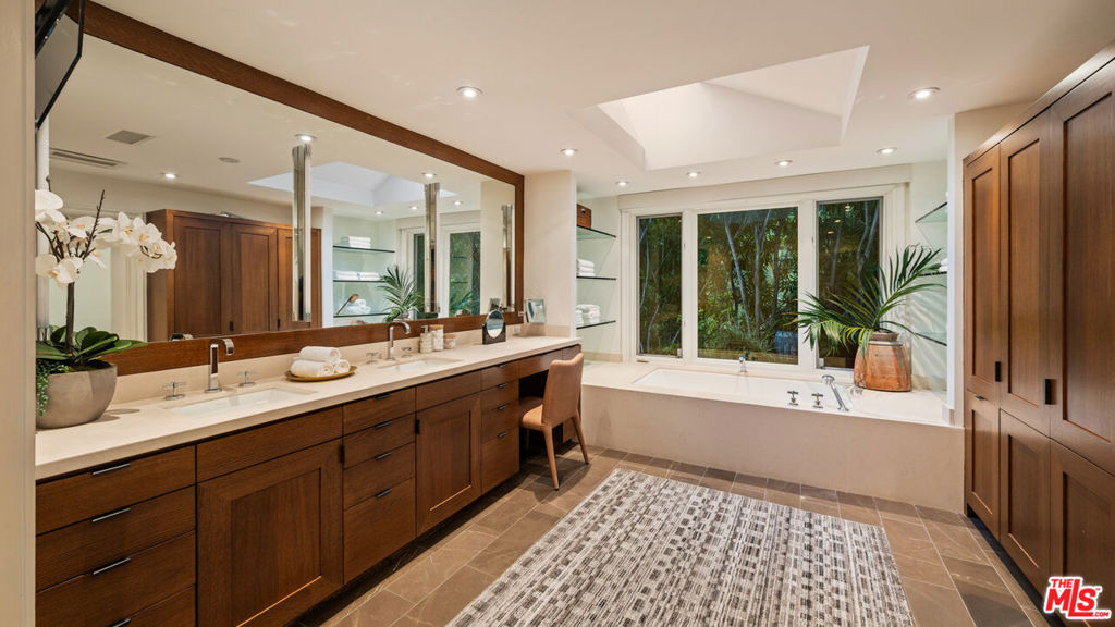 2576 Benedict Canyon Drive Property Photo 12